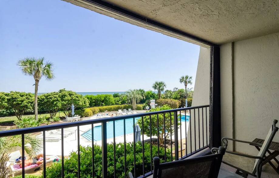 Dor: Renovated oceanfront condo with a r...